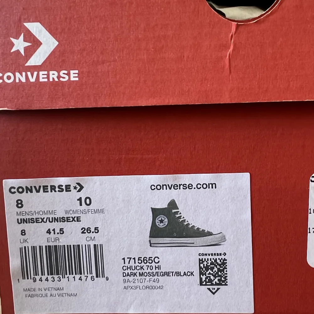 Helt nya Converse i färgen Khaki. Säljer pga att jag fick dom i större storlek än vad jag ville ha. Nypris: 1070 kr. Skor.
