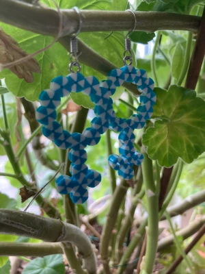 Tjejörhöngen blåvita - Jättesnygga örhängen som passar alla kön! ❤️ Ca: 4,5cm lång & 2,5 bred (som längst) 🤍 Nickelfria krokar! ☺️🩵 Man får ett örhänge pär  öra! 🩷