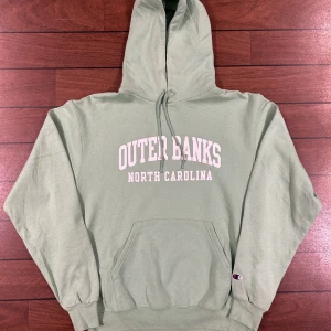 Champion Outer Banks Hoodie - Snygg champion Hoodie i storlek M! Bara att skriva om du undrar över något🙏