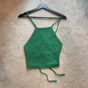 Grön topp öppenrygg  - Snygg topp med öppenrygg, perfekt till sommarn! i storlek S💚