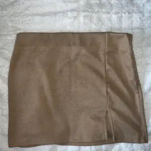Söt beige kjol från lager 157. Den är aldrig använd bara testad🤎