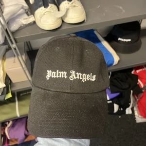 Palm Angele Baseball Cap - Säljer denna Palm Angels keps Size: OS, adjustable Cond: Som ny  Skriv för fler bilder eller frågor 😁  150+ referenser 