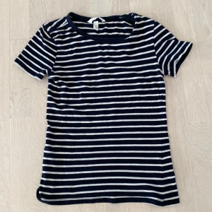 Tröja - En randig tröja som är figursydd. 