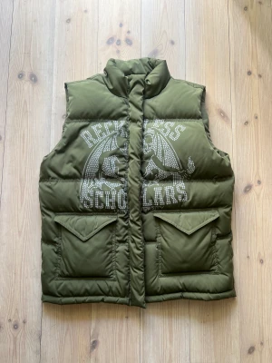Reckless Scholars Väst - Reckless Scholars väst Inga defekter, som ny!  Storlek M, fits true to size  Skriv för fler frågor :)