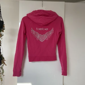Bebe kofta - Jätte söt kofta från märket Bebe💕 i storlek S, köpt på depop för ca 700kr💗 Oanvänd såfickorna är därför ej uppsprättade