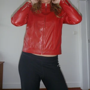 Bikerjacka Röd - Röd läderjacka. PU läder. Storlek M. Jag är 175cm och bär oftast M.