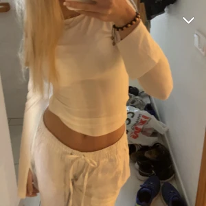 Långärmad slits - Säljer denna fina populära tröjan från Gina Tricot då den inte kommer till användning  Storlek S, passar xs också  