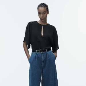 Topp - Säljer min topp från zara, aldrig använd! Storlek XL men sitter som L, lite mindre i storleken💘Säljer för 180kr💘