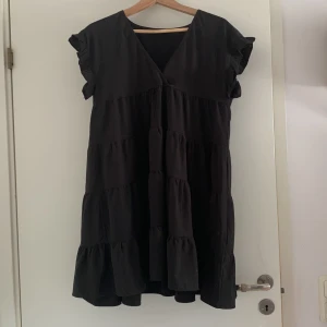 Svart klänning - En jättefin klänning som är perfe till sommaren, säljer den eftersom den den nästan aldrig har kommit till användning 🖤