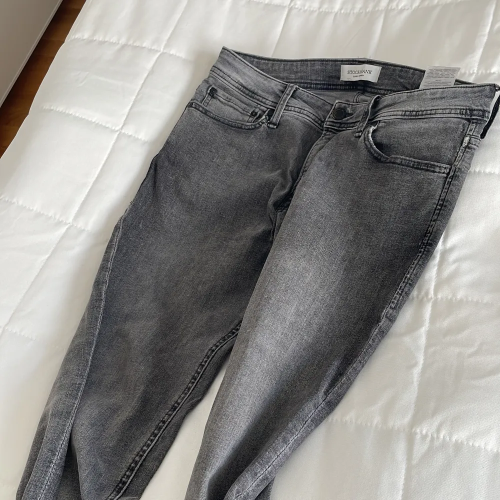 Knappt använda snygga gråa jeans. Jeans & Byxor.