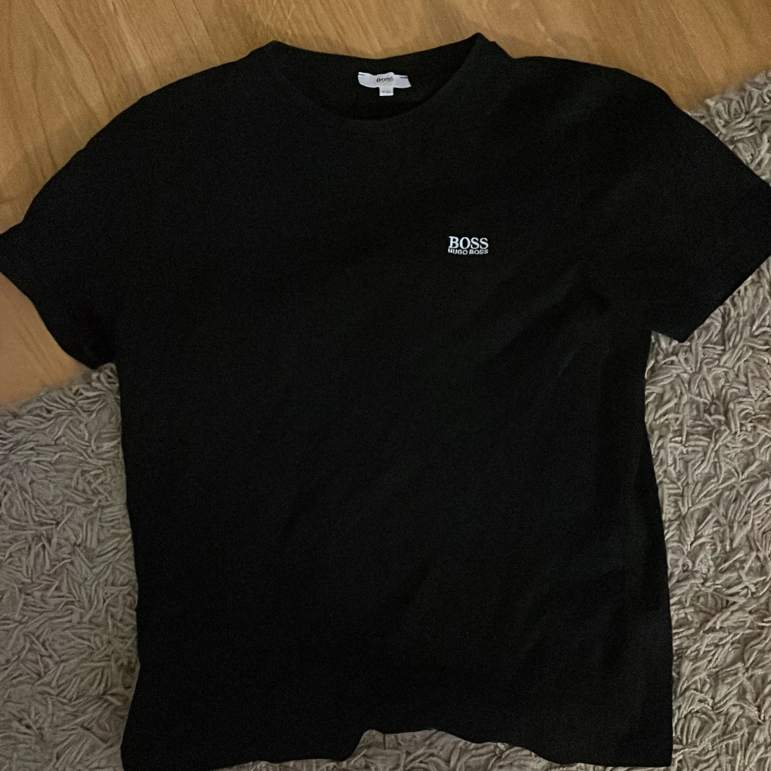 En svart Hugo Boss T-shirt