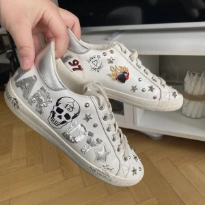 Ed hardy skor  - Skitsnygga Ed hardy skor som är slutsålda överallt,  är i fint skick, knappt använda, säljer då de används alldeles för lite och bara står och samlar damm, storleken är 36 men skulle säga att de passar en 37a mer 