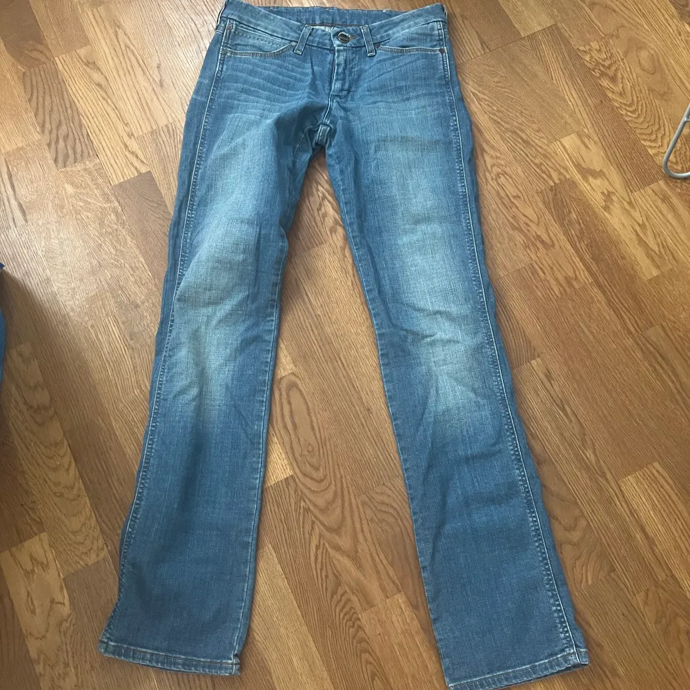 Väldigt fina lågmidjade jeans, passar mig som är 180cm i längden!! Väldigt fint skick💕. Jeans & Byxor.