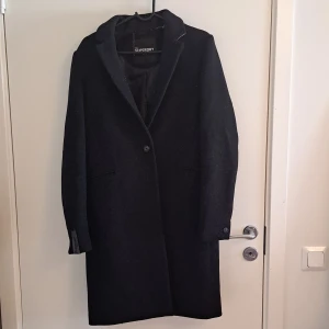 Kappa  - Svart kappa från Superdry. Knappt använd, högst 2 gånger.   I bra skick.