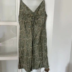 Zara klänning💓 - Perfekta sommarklänningen från zara! Så så fin🙌🏻 storlek S och slutsåld hos zara!! 