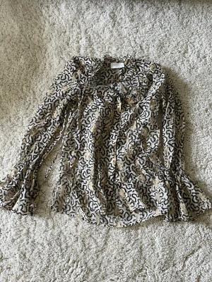 Blus från H&M exclusive collection  - Jättefin blus från H&M exclusive collection. Strl 34. Kan även passa strl 36. 73 % tencel, 27 % nylon.