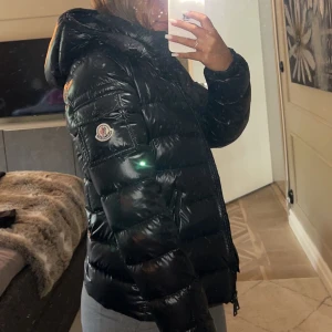 Moncler jacka - Jag säljer min äkta moncler jacka. Den är i fint skick. Inte använd så mycket. Vid snabb affär kan pris diskuteras men inga skambud. 