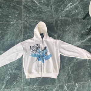 Zip hoodie - Väldigt snygg zip hoodie säljer den då den var för stor för mig det är storlek s och den är helt ny. Lapp finns kvar