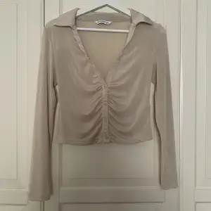 Superfin beige blus/topp/skjorta från Stradivarius. Använd kanske 1-2 gånger, mycket fint skick! 