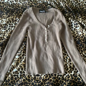 mysig tröja - mysig tröja från pieces,den är använd typ 1-2 gånger jätte mysig men rekommenderar inte på sommaren den e varm men om du blir kall lät så blir den bra för dig!💋
