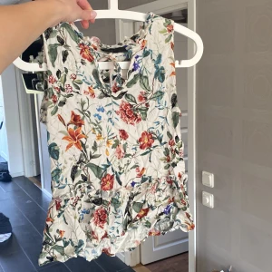 Blommig topp  - Från vila för många år sen, ursäkta skrynklig 