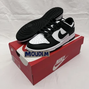 Nike Dunk Low ”Panda” - Finns i storlek 40, 41, 42, 42.5, 43, 45, 46. Priset varierar beroende storlek. Kvitto finns till alla par! För mer bilder skicka ett meddelande!