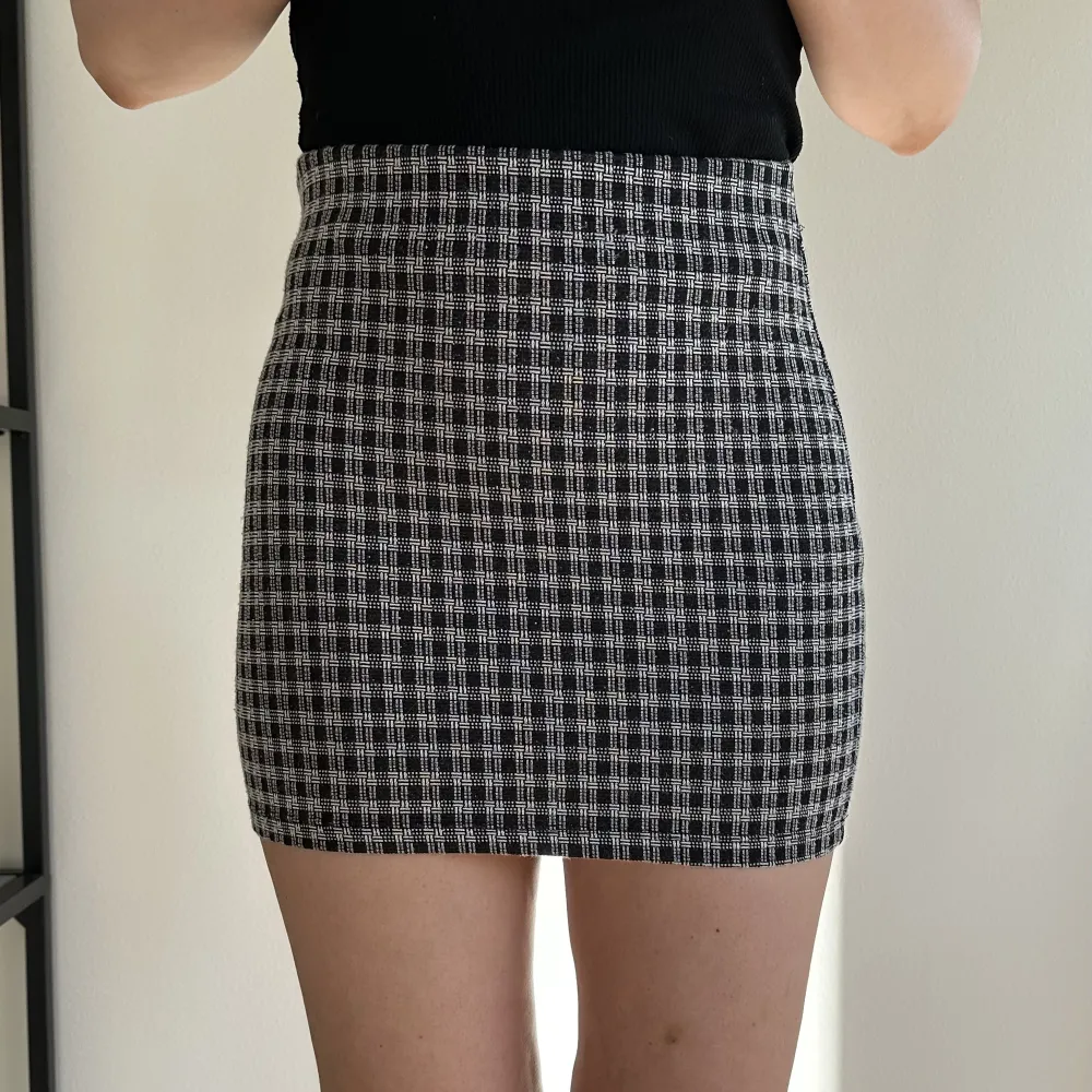 Rutig tight kjol från Zara, storlek S men insydd något i midjan.. Kjolar.