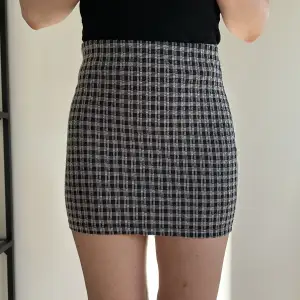 Rutig tight kjol från Zara, storlek S men insydd något i midjan.
