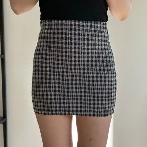 Rutig kjol - Rutig tight kjol från Zara, storlek S men insydd något i midjan.