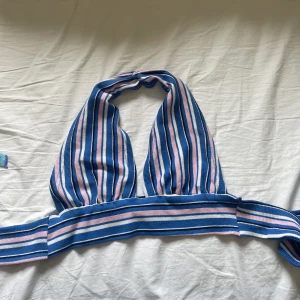 Randig topp - En oanvänd snygg topp man knyter i ryggen. Passar många storlekar då man kan spänna den hur hårt man vill. Perfekt till sommaren!