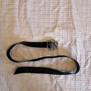 Skärp  - Fint fake läder skärp med en blom buckle. 92,5cm  Frakt tillkommer 💖