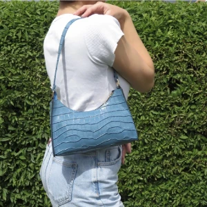 Väska - Använder inte så säljer den. Jätte fin blå färg. Perfekt för sommaren när man inte vill ha med sig så mycket! Kontakta mig vid frågor ❤️