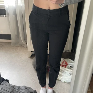 Kostymbyxor - Säljer ett par svarta kostymbyxor från HM strl 34. Korta på mig som är 165cm. 150kr, köparen står för frakt. 