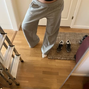 Nike mjukisbyxor - Långa, raka jättesnygga mjukisar från nike, använda en gång endast pga ville ha mindre storlek 🫶🏽 strl M, nypris 800
