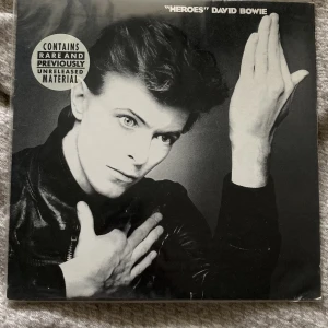 FÖRSTA PRESS HEROES VINYL - Första press på heroes på vinyl (David Bowie)