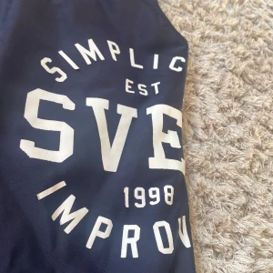 Baddräkt  - Säljer denna fina! Bra skick och säljer för har köpt nya badkläder, hör av dig för att diskutera pris eller mer info💕