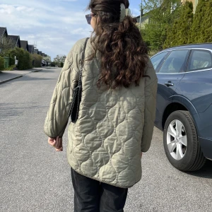 Grön populär zara allvädersjacka - Hej jag säljer denna tvär snygga allvädersjacka som jag inte använder och ville kolla intresset❣️