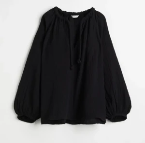 Svart blus💖 - Säljer denna svarta blus då den är för stor på mig därav aldrig använd💕💕skriv gärna för egna bilder!!