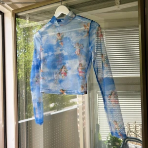 Blå topp  - Blå genomsynlig topp, stretch, aldrig använd 