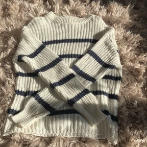 Stickad randig tröja  - Super fin sticksd tröja dock för stor för mig så säljer den💗