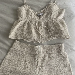 Set från Zara - Söt topp och shorts från Zara. Perfekt till sommar! Storlek M. Aldrig använt. Bild 1 är mest rättvis hur setet ser ut i färg. 