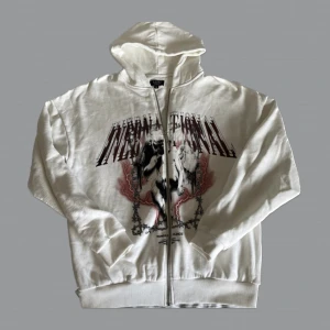 BooHooMan Zip Hoodie  - BooHooMan Zip Hoodie med tryck. Aldrig använd då den är för stor för mig. Storlek S men oversized så passar säkert M. Plagget kom med några små färg-fläckar så skriv för fler bilder 👍🏻