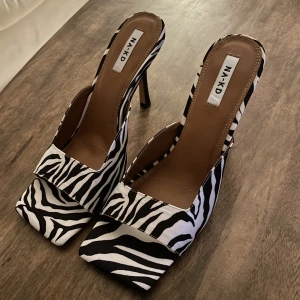 Klackar - Aldrig använda, storlek 40. Klacken är 9 cm