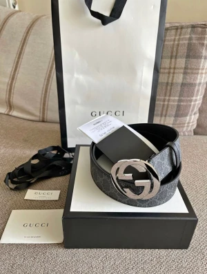 Gucci bälte  - Hejsan jag säljer ett äkta gucci bälte den har ingen slitage inga gjorda hål och är i jätte bra skick. Priset kan sänkas vid snabb affär 