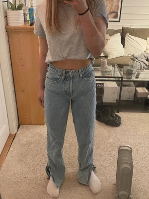 Jeans - Högmidjade jeans från HM med slits längst ner. Storlek 34 men passar mig som vanligtvis har 36. Fint skick och inga tecken på användning