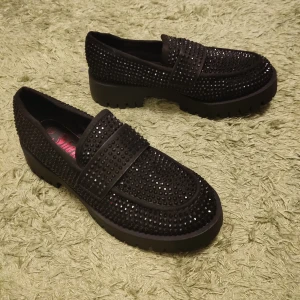 Svarta glittriga skor - Jag har bara försökt prova dom en gång, men dom är alldeles för trånga för mig. Man behöver ha ganska smala fötter.