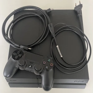 Ps4 med trådlös konsol - Begagnat playstation 4 i bra skick, trådlös konsol medföljer tillsammans med laddarsladd. HDMI-kabel och strömkabel ingår även det. 