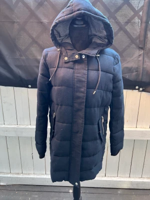 Dam jackor/kappa säljes  - Fina märkes dam jackor/kappa säljes Bild 1 och 2 är från Mango oanvända. Bild 1 stl M, Bild 2 stl S och bild 3 stl S (pris för kappa från H&M säljs för 300 kr då den är i helt nytt skick och endast använd 1 gång. 