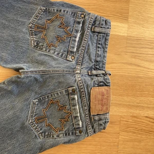 Jeans - Lågmidjade och utsvängda. Dm:a gärna om du har frågor:) Frakt kostar 29kr och inte 49!