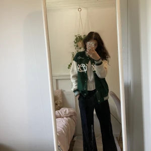 Snygg collegejacka  - Säljer denna jättesnygga collegejacka då den inte kommit så mycket till användning. Haft på mig den endast ett fåtal gånger så det är fint skick. Är i strl M (har egentligen xs/s men ville ha den oversize. Skriv gärna om du vill ha fler bilder! 😊